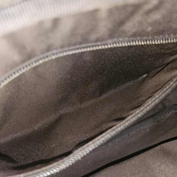 Authentic Vintage Gucci GG Crossbody - Picture 7 of 14